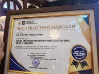 Parepare Raih Penghargaan IKD Disdukcapil Prima Award 2026, Satu-satunya Di Kawasan Indonesia Timur 20 Kota Parepare kembali meraih penghargaan Indentitas Kependudukan Digital (IKD) Dinas Kependudukan dan Catata Sipil (Disdukcapil) Prima Award 2026.