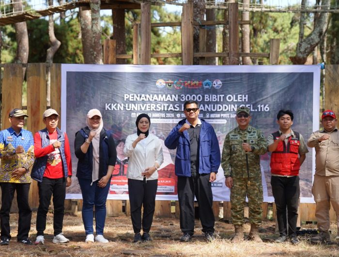 Bupati Bantaeng, M. Fathul Fauzy Nurdin melepas 764 mahasiswa Kuliah Kerja Nyata (KKN) Universitas Hasanuddin (Unhas) Makassar Gelombang 116 yang telah mengabdi selama 40 hari di Kabupaten Bantaeng. Pelepasan yang dirangkaikan Penanaman 3.000 bibit pohon ini digelar di Wisata Hutan Pinus Rombeng, Kamis, (13/08/2026).