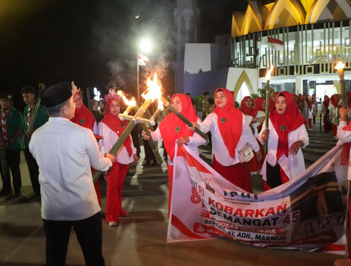 Ikatan Persaudaraan Haji Indonesia (IPHI) Kota Parepare menggelar kirab obor dalam rangka menyemarakkan Hari Ulang Tahun (HUT) ke-81 Kemerdekaan Republik Indonesia.