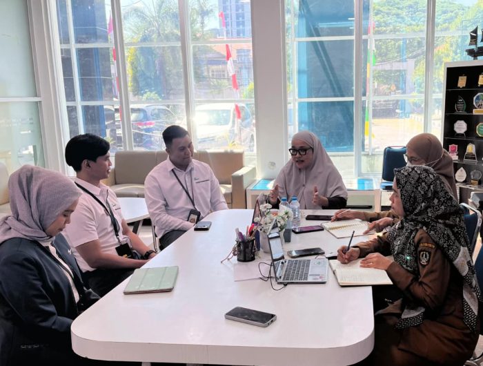 Kolaborasi UPT Perpustakaan Sulsel dan Pegadaian, Edukasi Literasi & Tabungan Emas Lewat Lomba Mewarnai HUT RI ke-81 13 Dalam rangka memeriahkan Hari Ulang Tahun Republik Indonesia ke-81, UPT Layanan Perpustakaan Dinas Perpustakaan dan Kearsipan Provinsi Sulawesi Selatan berkolaborasi dengan Pegadaian Wilayah Makassar dan Pegadaian CP Talasalapang - area Makassar 2 menggelar Lomba Mewarnai bertajuk “Tabungan Emas untuk Masa Depan Anak”.
