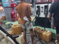 Pertamina Karijawa Dompu Diduga Layani Pembelian BBM Bersubsidi Melampaui Batas 27 Aktivitas pengisian bahan bakar minyak (BBM) bersubsidi menggunakan jeriken diduga masih berlangsung di SPBU Karijawa, Kecamatan Dompu, Kabupaten Dompu, Nusa Tenggara Barat (NTB).
