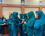 Ketua Tim Penggerak Pemberdayaan dan Kesejahteraan Keluarga (TP PKK) Kabupaten Bantaeng, Gunya Paramasukhaputri, melantik sejumlah Ketua TP PKK Kecamatan dan Ketua TP PKK Kelurahan dalam rangkaian Pertemuan Pengurus TP PKK Kabupaten Bantaeng Tahun 2026. ‎