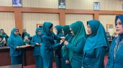 Ketua Tim Penggerak Pemberdayaan dan Kesejahteraan Keluarga (TP PKK) Kabupaten Bantaeng, Gunya Paramasukhaputri, melantik sejumlah Ketua TP PKK Kecamatan dan Ketua TP PKK Kelurahan dalam rangkaian Pertemuan Pengurus TP PKK Kabupaten Bantaeng Tahun 2026. ‎
