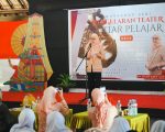 Ketua Dharma Wanita Persatuan (DWP) Provinsi Sulawesi Selatan, Melani Simon Jufri membuka secara resmi Workshop Seni Pergelaran Teater Antar Pelajar Tahun 2026 di Baruga Somba Opu UPT Taman Budaya Benteng Somba Opu, Kabupaten Gowa, Kamis 27 Agustus 2026.