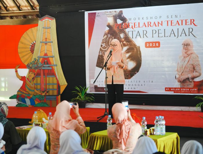 Diikuti 90 Pelajar, Ketua DWP Sulsel Melani Simon Buka Workshop Seni Pergelaran Teater Antar Pelajar 13 Ketua Dharma Wanita Persatuan (DWP) Provinsi Sulawesi Selatan, Melani Simon Jufri membuka secara resmi Workshop Seni Pergelaran Teater Antar Pelajar Tahun 2026 di Baruga Somba Opu UPT Taman Budaya Benteng Somba Opu, Kabupaten Gowa, Kamis 27 Agustus 2026.
