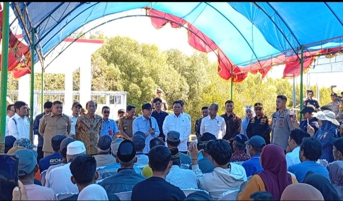Menko Pangan Tinjau Kampung Nelayan Merah Putih, PDAM Makassar Siap Dukung Penyediaan Air Bersih 13 Pelaksana Tugas (Plt) Direktur Utama Perumda Air Minum (PDAM) Kota Makassar, Dr. H. Andi Syahrum Makkuradde, S.S., S.E., M.Si., mendampingi Wali Kota Makassar, Munafri Arifuddin, dalam kunjungan kerja Menteri Koordinator Bidang Pangan Republik Indonesia, Zulkifli Hasan, ke Kampung Nelayan Merah Putih di Kelurahan Untia, Kecamatan Biringkanaya, Kota Makassar, Selasa (4/8/2026).