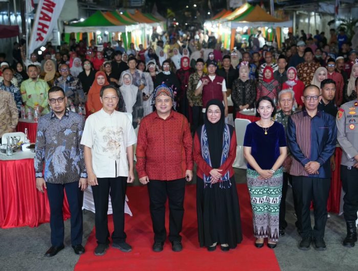 Munafri-Melinda Nikmati Pentas Anak-Anak Warga di Pesta Rakyat Kecamatan Wajo 13 b20ba114 7fff 4d8e 9fa4 b6879d29ea87