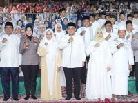 Munafri-Aliyah Bersama Ribuan Warga Semarakkan Maulid Akbar Pesisir di Paotere 13 e2077d94 f4b9 4f12 99d9 1b623bb9ea9d