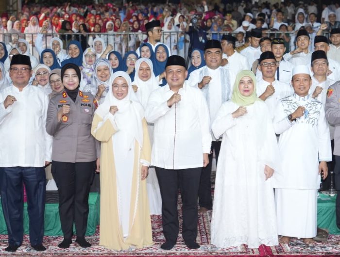 Munafri-Aliyah Bersama Ribuan Warga Semarakkan Maulid Akbar Pesisir di Paotere 13 e2077d94 f4b9 4f12 99d9 1b623bb9ea9d