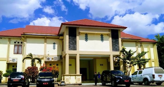 Enam Fraksi Usulkan Satu Nama untuk Sekwan Dompu, Proses Seleksi Jadi Sorotan 13 Enam fraksi di DPRD Kabupaten Dompu mengusulkan satu nama untuk menduduki jabatan Sekretaris DPRD (Sekwan) Kabupaten Dompu. Nama yang diusulkan adalah Anike Kusumawati, S.SiT., M.Kes.
