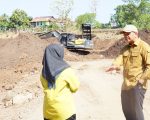 Bupati Bantaeng, M. Fathul Fauzy Nurdin meninjau langsung proses pengerukan Cekdam Balang Sikuyu. Kelurahan Karatuang, Kecamatan Bantaeng, Senin, 31 Agustus 2026.