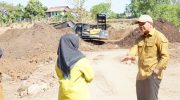 Bupati Bantaeng, M. Fathul Fauzy Nurdin meninjau langsung proses pengerukan Cekdam Balang Sikuyu. Kelurahan Karatuang, Kecamatan Bantaeng, Senin, 31 Agustus 2026.