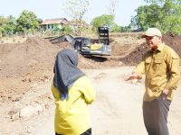 Bupati Bantaeng, M. Fathul Fauzy Nurdin meninjau langsung proses pengerukan Cekdam Balang Sikuyu. Kelurahan Karatuang, Kecamatan Bantaeng, Senin, 31 Agustus 2026.