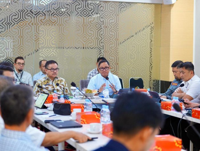 Sekda Sulsel Pimpin Rakor Penyaluran BBM Bersubsidi, Antrean SPBU Jadi Perhatian 13 Pemerintah Provinsi Sulawesi Selatan menggelar rapat koordinasi bersama sejumlah pemangku kepentingan untuk membahas penyaluran bahan bakar minyak (BBM) bersubsidi serta persoalan antrean kendaraan di sejumlah stasiun pengisian bahan bakar umum (SPBU).