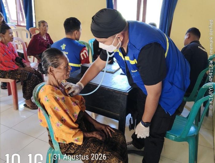 Tim Emergency Medical Team (EMT) Komposit memberikan pelayanan kesehatan kepada warga terdampak di Desa Wolokota dan Desa Kekasewa, Kecamatan Ndona, Kabupaten Ende, Nusa Tenggara Timur (NTT), Minggu (31/8/2026).