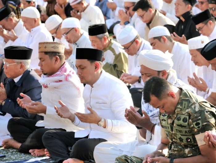 Pemerintah Kota (Pemkot) Parepare bersama Kementerian Agama, Majelis Ulama Indonesia (MUI), Dewan Masjid Indonesia (DMI), Badan Komunikasi Pemuda Remaja Masjid Indonesia (BKPRMI), jajaran Forkopimda, serta ribuan elemen masyarakat menggelar Sholat Istisqa. Sholat Istisqa di gelar di Lapangan Andi Makkasau, Kota Parepare, Jumat pagi (4/9/2026).