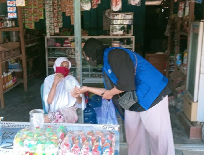 Kader Jaga Mobilisasi (KJM) dan Kader Jaga Lingkungan (KJL) yang tergabung dalam Forum Desa Masyarakat Tambang (Fordes Matappa) melakukan penyiraman jalan dan pembagian masker kepada masyarakat di 20 desa lingkar tambang.