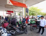 Gubernur Sulawesi Selatan, Andi Sudirman Sulaiman melakukan inspeksi mendadak (sidak) di SPBU 74.902.31, Jalan AP Pettarani, Kota Makassar, Kamis (10/9/2026).