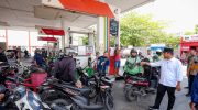 Gubernur Sulawesi Selatan, Andi Sudirman Sulaiman melakukan inspeksi mendadak (sidak) di SPBU 74.902.31, Jalan AP Pettarani, Kota Makassar, Kamis (10/9/2026).