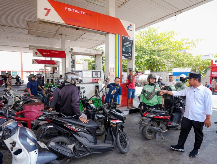 Gubernur Sulawesi Selatan, Andi Sudirman Sulaiman melakukan inspeksi mendadak (sidak) di SPBU 74.902.31, Jalan AP Pettarani, Kota Makassar, Kamis (10/9/2026).