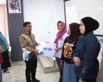 Pemerintah Kota Parepare menyerahkan bantuan peralatan kepada sejumlah pelaku Usaha Mikro, Kecil, dan Menengah (UMKM) sebagai bagian dari upaya mendorong pengembangan usaha dan peningkatan kesejahteraan masyarakat.