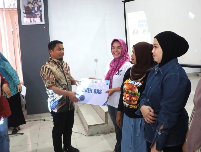 Pemerintah Kota Parepare menyerahkan bantuan peralatan kepada sejumlah pelaku Usaha Mikro, Kecil, dan Menengah (UMKM) sebagai bagian dari upaya mendorong pengembangan usaha dan peningkatan kesejahteraan masyarakat.