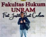 Setiap detik, jutaan jempol bergerak di atas layar gawai. Berita dibaca, video ditonton, opini dibagikan, lalu sebuah kesimpulan lahir sebelum fakta sempat diperiksa.