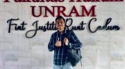 Setiap detik, jutaan jempol bergerak di atas layar gawai. Berita dibaca, video ditonton, opini dibagikan, lalu sebuah kesimpulan lahir sebelum fakta sempat diperiksa.