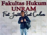 Setiap detik, jutaan jempol bergerak di atas layar gawai. Berita dibaca, video ditonton, opini dibagikan, lalu sebuah kesimpulan lahir sebelum fakta sempat diperiksa.