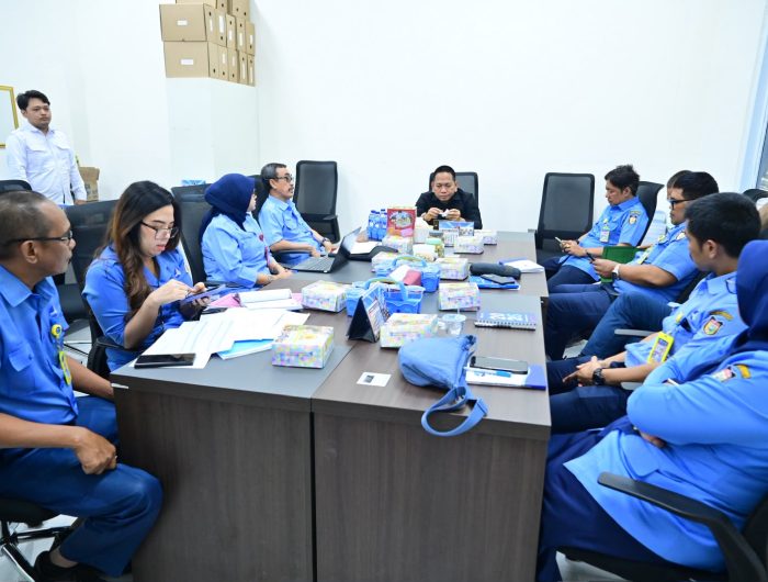 Rapat dengan PDAM, Komisi B Puji Langkah Direksi Perkuat Distribusi Air di Tengah Kemarau 13 Plt Direktur Utama Perumda Air Minum Kota Makassar, Andi Syahrum bersama Plt Direktur Keuangan Perumda Air Minum Kota Makassar menghadiri rapat kerja dengan Komisi B DPRD Kota Makassar di Kantor DPRD Kota Makassar, Jalan AP Pettarani, Senin (14/9/2026).