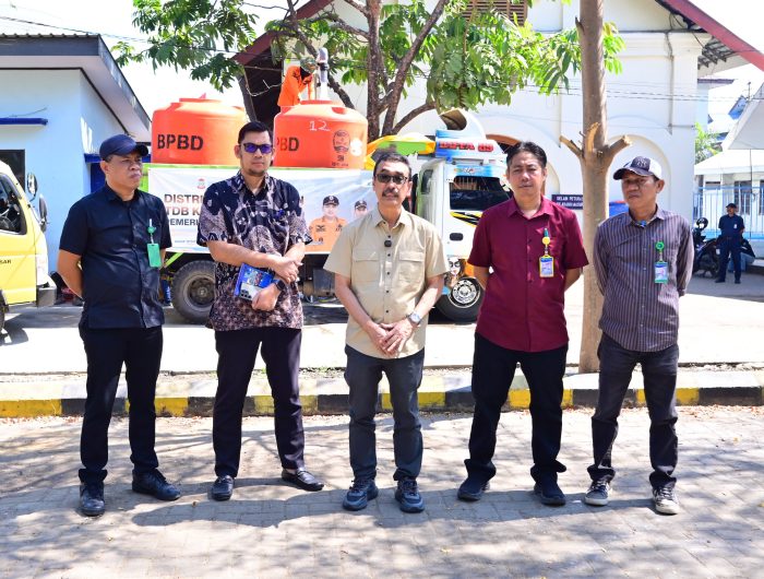677 SPK Terbit, 2.550 Meter Kubik Air Bersih Disalurkan untuk Warga Terdampak Kekeringan 13 Perumda Air Minum Kota Makassar telah menerbitkan 677 surat perintah kerja (SPK) untuk penyaluran bantuan air bersih selama penanganan darurat kekeringan. Hingga Selasa (15/9/2026), volume air yang didistribusikan mencapai sekitar 2.550 meter kubik.