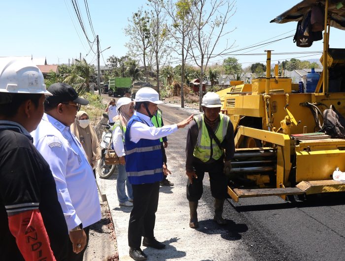 Lama Didamba Warga, Pengaspalan Jalan Ambo Matti Parepare Kini Capai 80 Persen 13 Pengerjaan pengaspalan Jalan Ambo Matti di wilayah Tegal, Kelurahan Lapadde, Kota Parepare, terus dikebut. Hingga saat ini, progres pekerjaan jalan tersebut telah mencapai sekitar 80 persen.