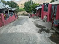 Ketika Jalan Desa Rusak, Siapa yang Harus Bertanggung Jawab? 26 Persoalan penggunaan fasilitas desa oleh korporasi kembali menyisakan pertanyaan serius di tengah masyarakat Desa Katua. Selama bertahun-tahun, fasilitas desa disebut digunakan untuk mendukung aktivitas CV Kian Sukses. Namun, ketika kondisi jalan tani yang menjadi akses masyarakat mengalami kerusakan, muncul pertanyaan: siapa yang seharusnya bertanggung jawab memulihkannya?