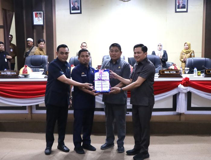 APBD Perubahan 2026 Parepare Naik Rp68 Miliar, Pendapatan Diproyeksi Rp933,36 Miliar 13 Wali Kota Parepare, Tasming Hamid, menyerahkan Rancangan Peraturan Daerah (Ranperda) tentang Anggaran Pendapatan dan Belanja Daerah (APBD) Perubahan Tahun Anggaran 2026 kepada DPRD Kota Parepare.