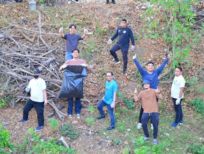 Jaga Kebersihan Saluran Air Baku, Perumda Air Minum Makassar Gelar Kerja Bakti 13 Perumda Air Minum Kota Makassar menggelar kerja bakti bersama di sepanjang saluran air baku di Jalan Abdul Dg Sirua, Makassar, Jumat (25/9/2026).