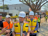 Gubernur Sulawesi Selatan Andi Sudirman Sulaiman bersama Kepala Dinas Bina Marga dan Bina Konstruksi Sulsel Andi Ihsan resmi membuka kembali ruas Jalan Aroepala sepanjang 1,8 kilometer yang menghubungkan Jalan Hertasning, Kota Makassar, dengan Jalan Tun Abdul Razak, Kabupaten Gowa, Sabtu (26/9/2026).