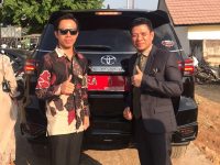 Dompu Jangan Dibangun dengan Tepuk Tangan dan Kepentingan Sesaat 25 Menghormati Bupati bukan berarti semua orang harus diam. Begitu pula mengkritik pemerintah bukan berarti seseorang sedang memusuhi pemerintah.