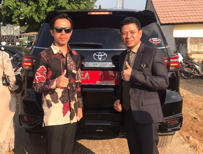 Menghormati Bupati bukan berarti semua orang harus diam. Begitu pula mengkritik pemerintah bukan berarti seseorang sedang memusuhi pemerintah.