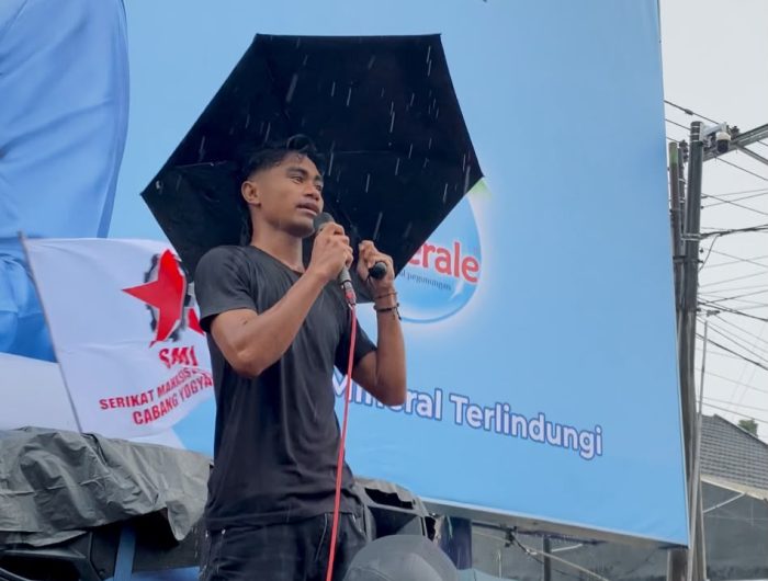 Ketika Kekuasaan Menertawakan Pakar, Siapa yang Menguji Kebijakan? 13 Ada satu pertanyaan yang seharusnya lebih penting daripada sekadar memperdebatkan satu kata yang keluar dari podium kekuasaan: bagaimana seharusnya pemerintah memperlakukan kritik dari para pakar?
