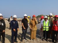 Penasihat Menteri Kelautan dan Wali Kota Parepare Kunjungi Kampung Nelayan Cempae 23 Warga nelayan di kawasan Kampung Nelayan atau Pusat Pelelangan Ikan (PPI) Cempae, Kota Parepare, Sulawesi Selatan, mengaku bersyukur atas perhatian Pemerintah Kota Parepare terhadap masyarakat pesisir.