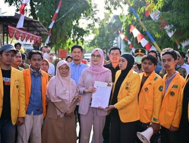 Ketua DPRD Sulsel Temui Langsung Massa Aksi di Jalan 13 IMG 1244