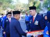 Bupati MYL saat menyerahkan tanda kehormatan Satyalancana Karya Satya dari Presiden RI kepada ASN Pemkab Pangkep, di Halaman Kantor Bupati Pangkep, Senin 21 September 2026. (Dok Ist).