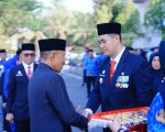 Bupati MYL saat menyerahkan tanda kehormatan Satyalancana Karya Satya dari Presiden RI kepada ASN Pemkab Pangkep, di Halaman Kantor Bupati Pangkep, Senin 21 September 2026. (Dok Ist).