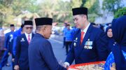 Bupati MYL saat menyerahkan tanda kehormatan Satyalancana Karya Satya dari Presiden RI kepada ASN Pemkab Pangkep, di Halaman Kantor Bupati Pangkep, Senin 21 September 2026. (Dok Ist).