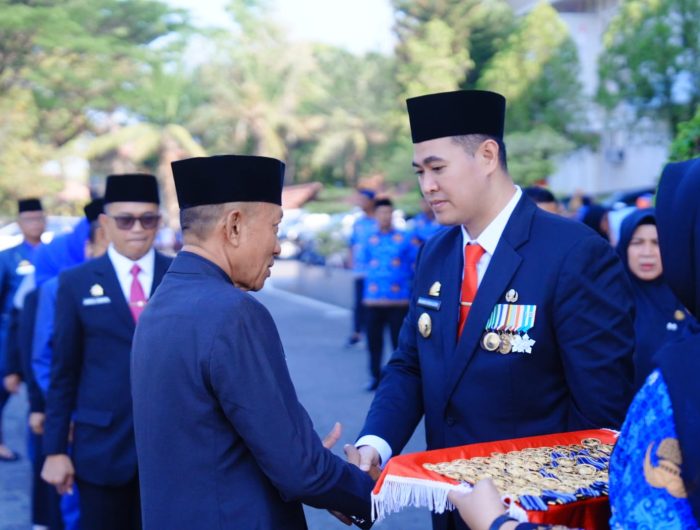 Ini Pesan Bupati MYL untuk ASN Pasca Terima Satyalancana Karya Satya 13 Bupati MYL saat menyerahkan tanda kehormatan Satyalancana Karya Satya dari Presiden RI kepada ASN Pemkab Pangkep, di Halaman Kantor Bupati Pangkep, Senin 21 September 2026. (Dok Ist).