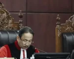 Mahkamah Konstitusi (MK) mengabulkan penarikan kembali permohonan uji materi terhadap Undang-Undang Kepolisian Negara Republik Indonesia yang sebelumnya meminta pembatasan masa jabatan Kepala Kepolisian Negara Republik Indonesia (Kapolri) selama lima tahun dan hanya dapat diperpanjang satu kali.