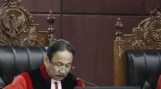Mahkamah Konstitusi (MK) mengabulkan penarikan kembali permohonan uji materi terhadap Undang-Undang Kepolisian Negara Republik Indonesia yang sebelumnya meminta pembatasan masa jabatan Kepala Kepolisian Negara Republik Indonesia (Kapolri) selama lima tahun dan hanya dapat diperpanjang satu kali.