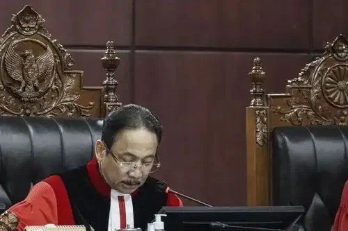 MK Kabulkan Penarikan Gugatan Batas Masa Jabatan Kapolri 13 Mahkamah Konstitusi (MK) mengabulkan penarikan kembali permohonan uji materi terhadap Undang-Undang Kepolisian Negara Republik Indonesia yang sebelumnya meminta pembatasan masa jabatan Kepala Kepolisian Negara Republik Indonesia (Kapolri) selama lima tahun dan hanya dapat diperpanjang satu kali.