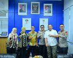 Plt Direktur Utama Perumda Air Minum Kota Makassar Andi Syahrum bersama Plt Direktur Keuangan Perumda Air Minum Kota Makassar, Wirda Fauzah Madjid menerima kunjungan Dansat Brimob Polda Sulsel Kombes Pol. Muhammad Ridwan, S.I.K., M.H. bersama rombongan di ruang kerjanya, Kantor Perumda Air Minum Kota Makassar, Jalan Ratulangi Nomor 3, Makassar, Kamis, (01/09/2026).