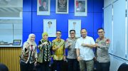 Plt Direktur Utama Perumda Air Minum Kota Makassar Andi Syahrum bersama Plt Direktur Keuangan Perumda Air Minum Kota Makassar, Wirda Fauzah Madjid menerima kunjungan Dansat Brimob Polda Sulsel Kombes Pol. Muhammad Ridwan, S.I.K., M.H. bersama rombongan di ruang kerjanya, Kantor Perumda Air Minum Kota Makassar, Jalan Ratulangi Nomor 3, Makassar, Kamis, (01/09/2026).